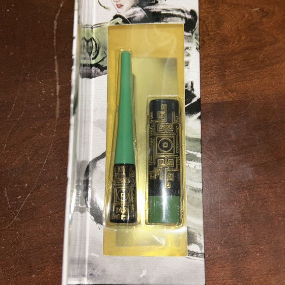 Avatar: The Last Airbender Kyoshi Warrior Cosmetic Kit 1 Lipstick 1 Eyeliner New - Picture 2 of 4